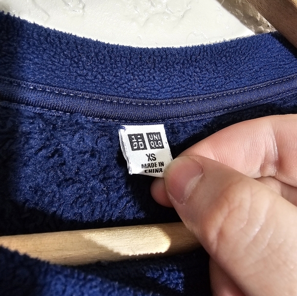 Uniqlo Solid Navy Soft Fleece Sweatshirt - Picture 3 of 4